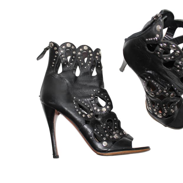 ALAIA by Pieter Mulier 알라이아 스터드 컷아웃 슈즈