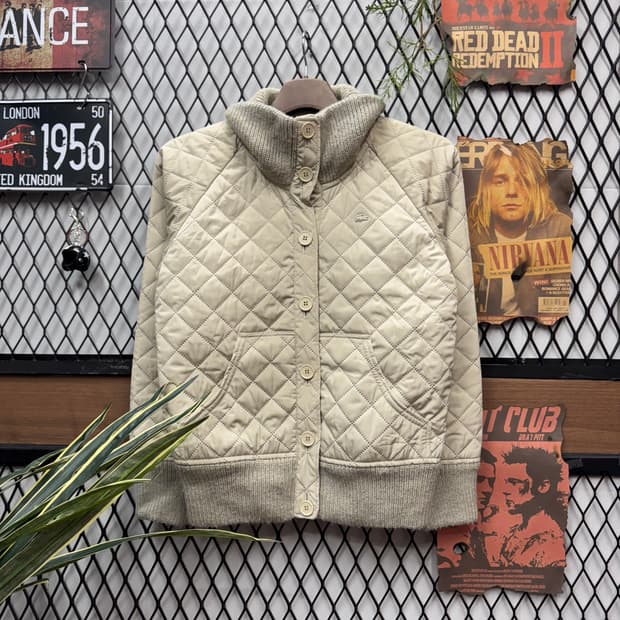 라코스테 퀄팅 패딩 점퍼 니트 카라 하이넥 버튼업 디테일 크림베이지