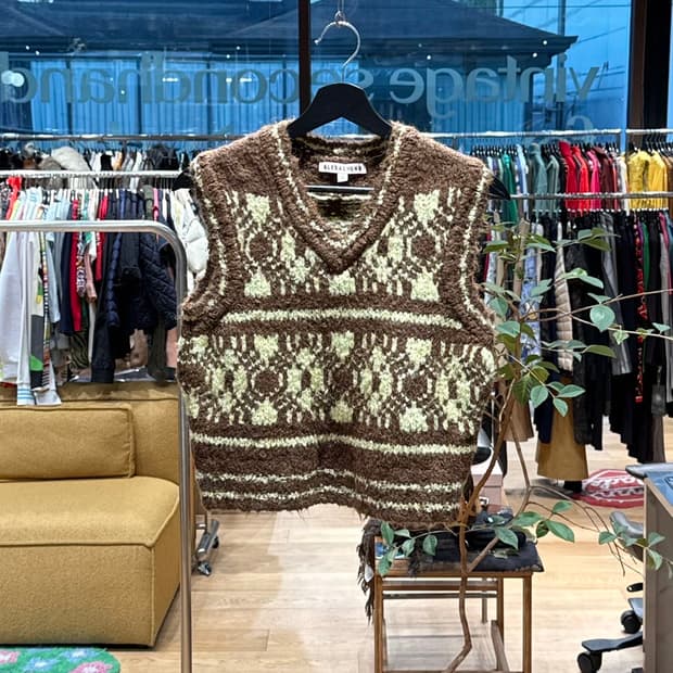 알렉사청 브라운 패턴 니트 베스트