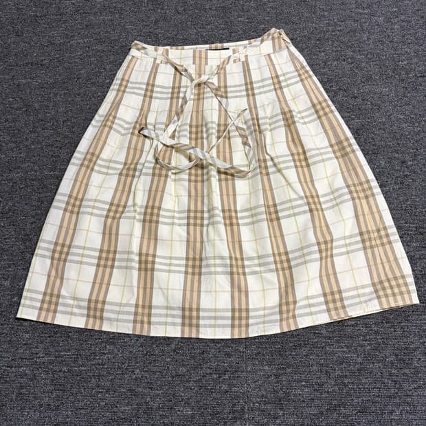 버버리 체크 패턴 스커트