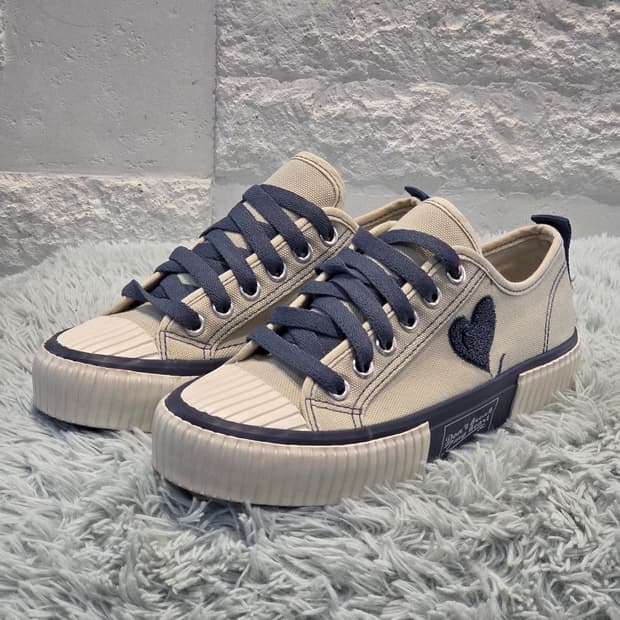 1a-4:디디앤오오 하트 자수 베이지 캔버스 스니커즈225 mm