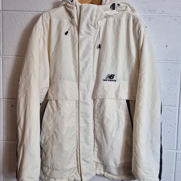 95 )뉴발란스 아이보리색 후드 양면 패딩 자켓