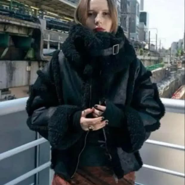 Perverze 퍼버즈 써클 하이넥 무스탕 자켓