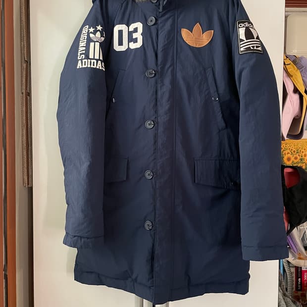 아디다스 배지 덕다운 패딩 남녀공용