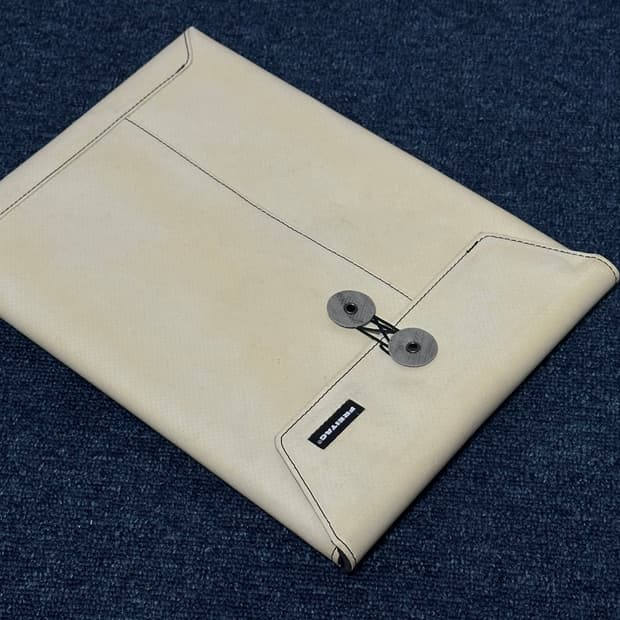 새상품 프라이탁 Freitag 크림 컬러 슬리브 판매