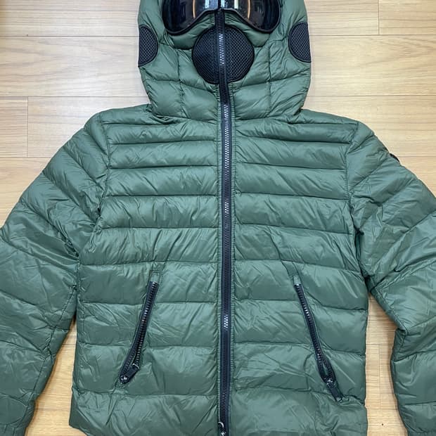 AI Riders on the Storm 키즈 패딩 올리브 색상입니다.