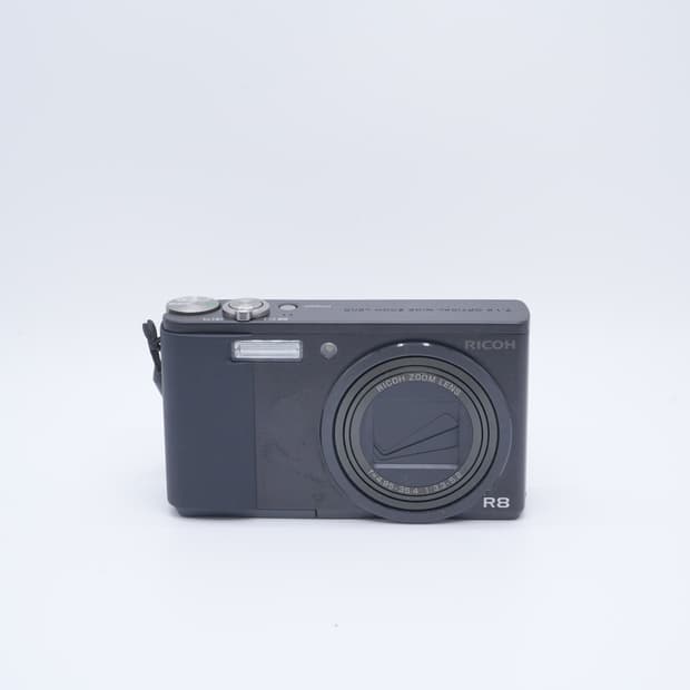 RICOH R8