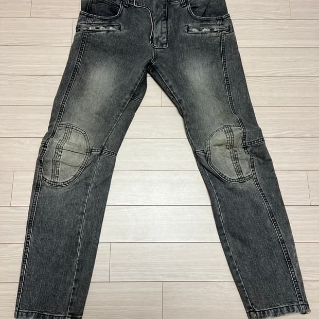 그레이 워싱 바이커 스타일 데님 팬츠