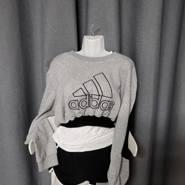아디다스 크롭맨투맨