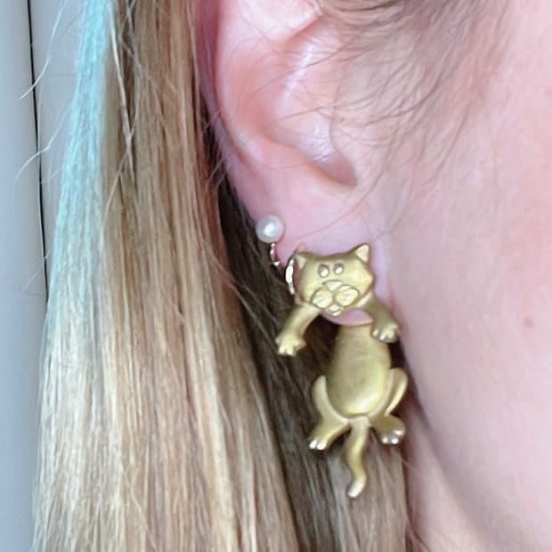 😻 JJ Gold Cat Earring