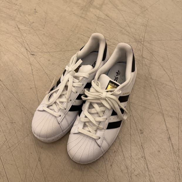 아디다스 슈퍼스타 흰검 스니커즈 U751