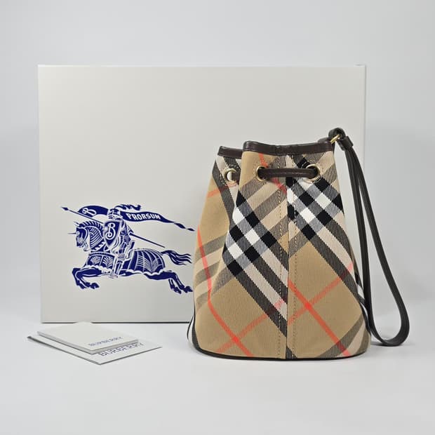 버버리 드로우스트링 버킷 파우치