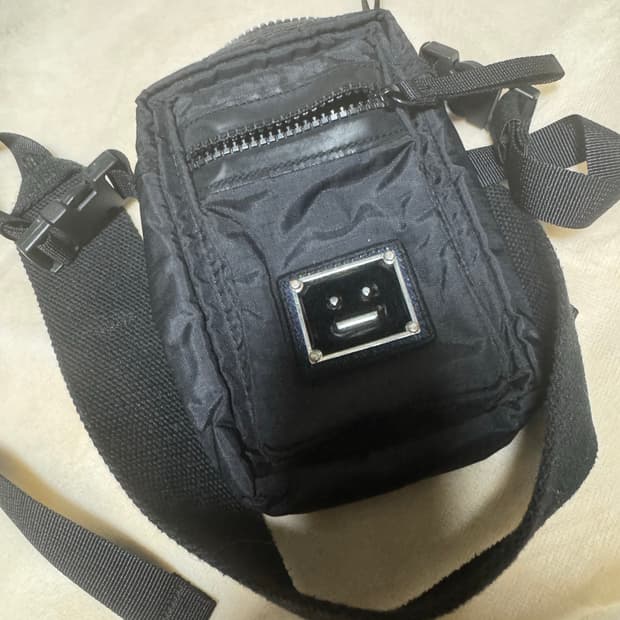 아크네 이모지 미니가방