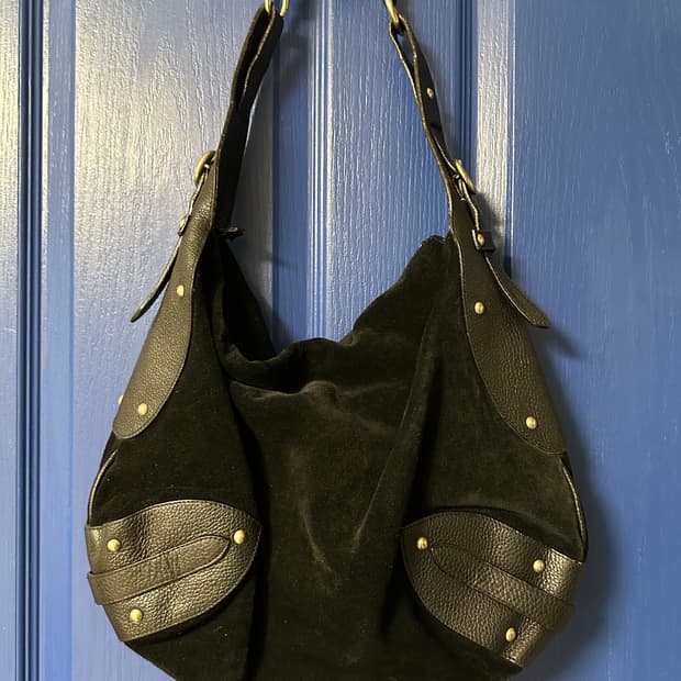 Furla 스웨이드 레더 스터드 숄더백