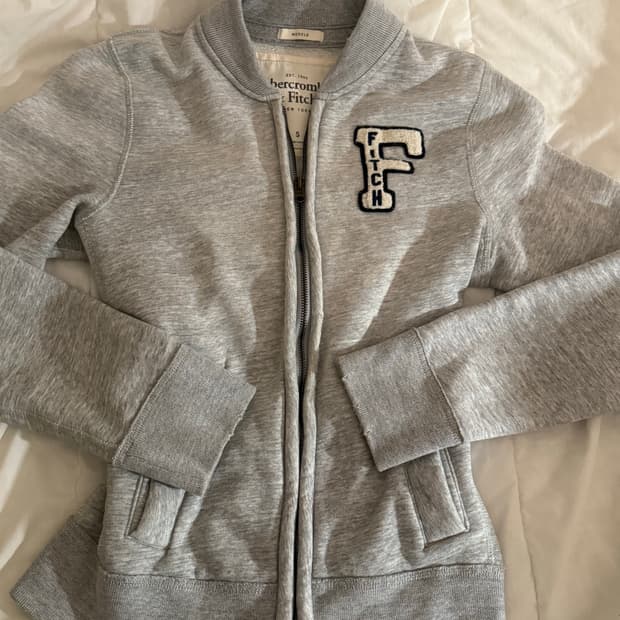 아베크롬비 그레이 바시티 