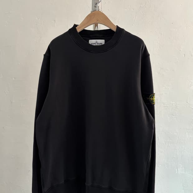 Stone Island 스톤아일랜드 블랙 컬러 와펜 숄더 디테일 맨투맨