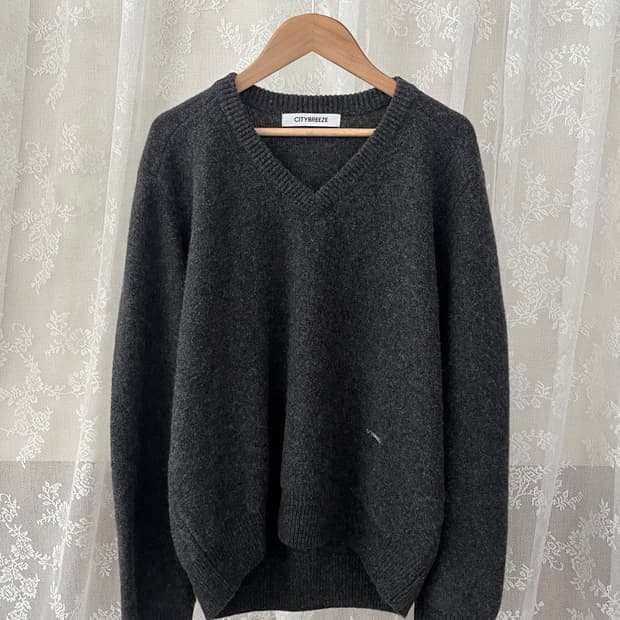 M) 시티브리즈 에센셜 울 브이넥 니트 차콜