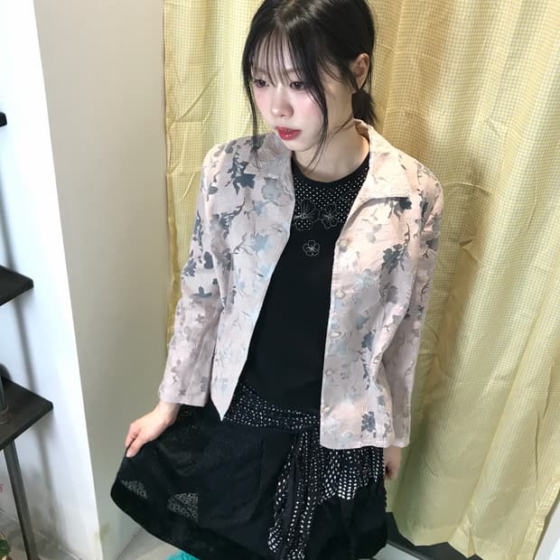 블랙 톤에 자엽스럽게 스며드는 디테일🖤🌷〰️