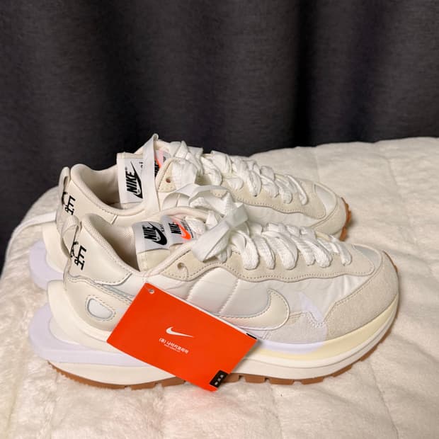 나이키 x 사카이 베이퍼와플 화이트 235