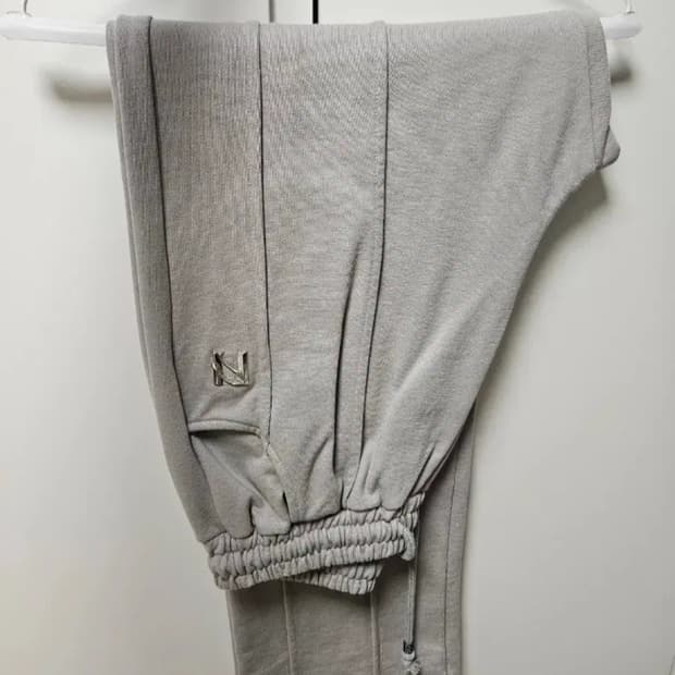 뉴얼린 엠블럼 비즈 핀턱 팬츠