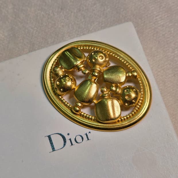 디올 향수모티브 브로치