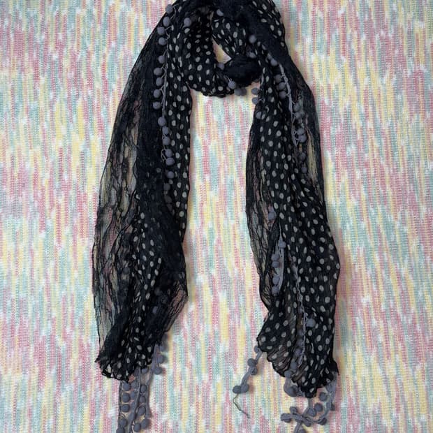 블랙 도트 폼폼 스카프