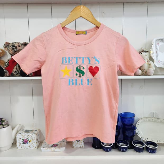 BETTY'S BLUE(베티스 블루) 로고 프린팅 핑크반팔 티셔츠