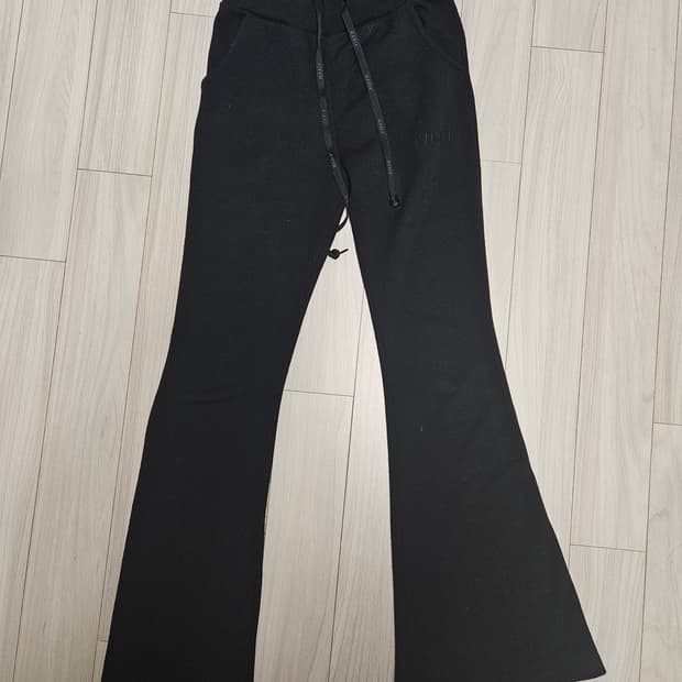 NIEEH 부츠컷 밴딩 트레이닝 팬츠(제니 착용)