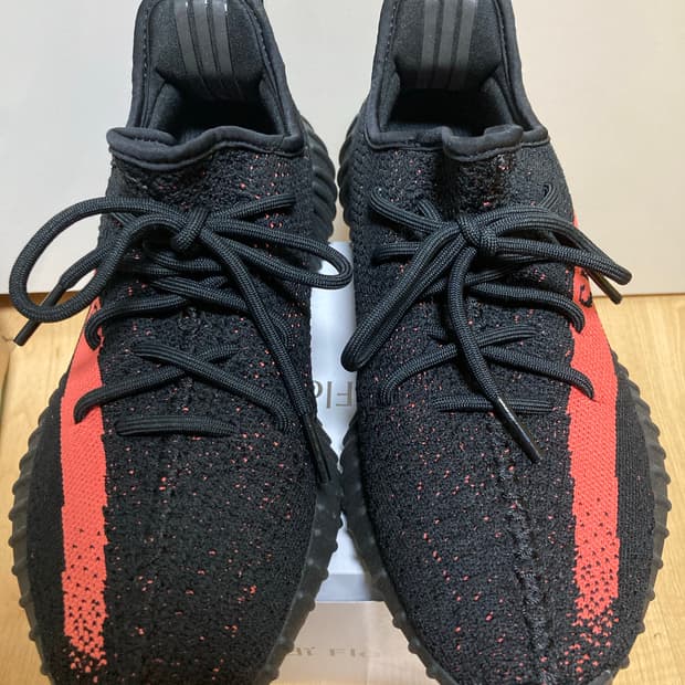 아디다스 이지 부스트 350 V2 코어 블랙 레드