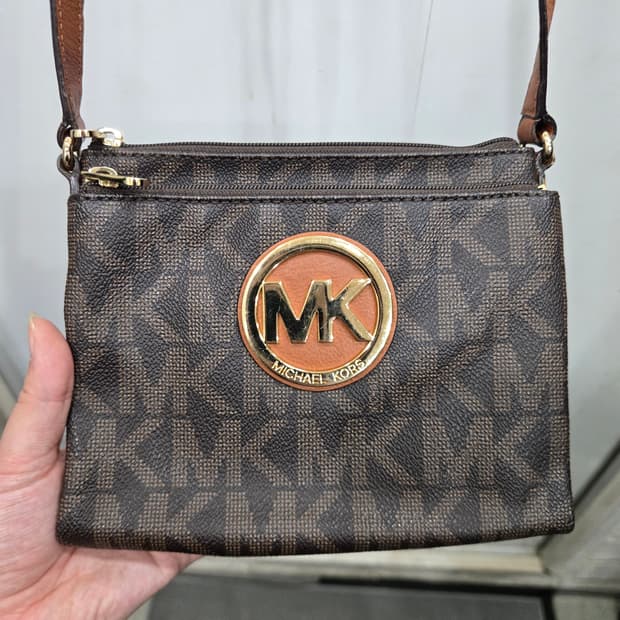 마이클코어스 크로스백! 지갑 달려있는 크로스백~ 3포켓~