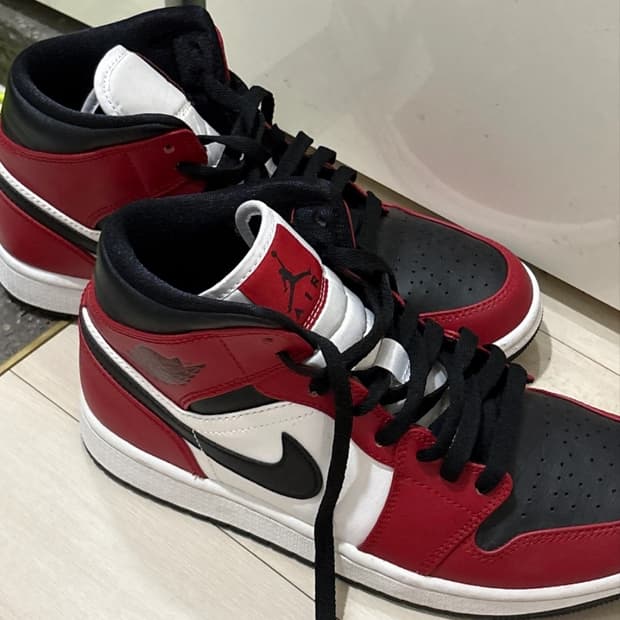 나이키 에어 조던 1 미드 시카고 블랙토 255