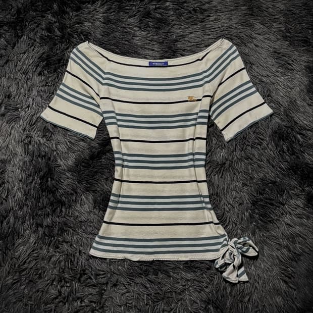 BURBERRY 블루 스트라이프 오프숄더 반팔 티셔츠