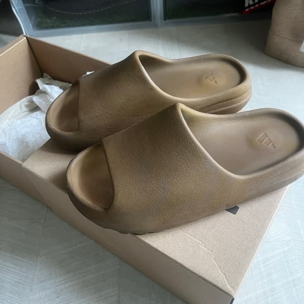 9) YEEZY 이지 슬라이드 오커