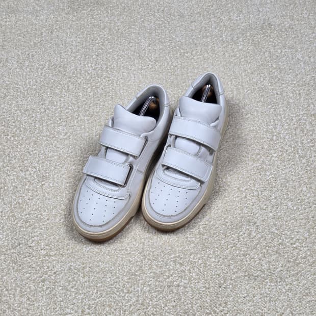 [아크네 스튜디오] 스테피 레더 벨크로 스니커즈 | 00223