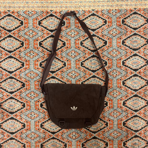 아디다스 오리지널 브라운 골덴 코듀로이 크로스백 