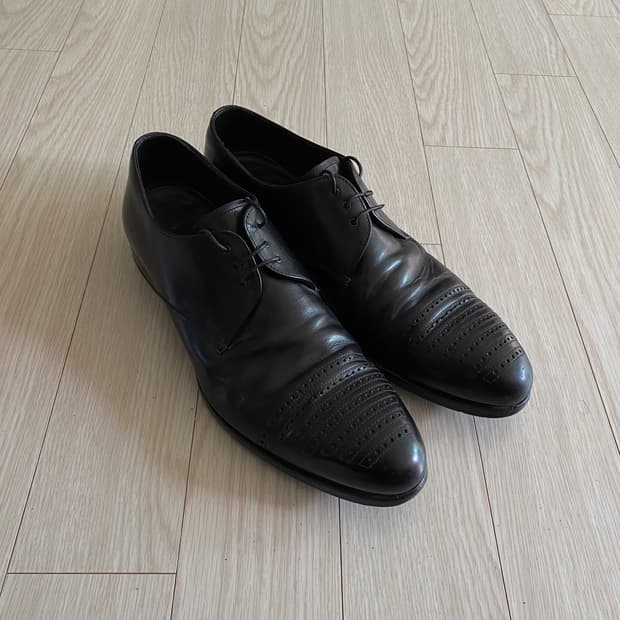 [270] 프라다 메인라인 펀칭 더비슈즈 블랙