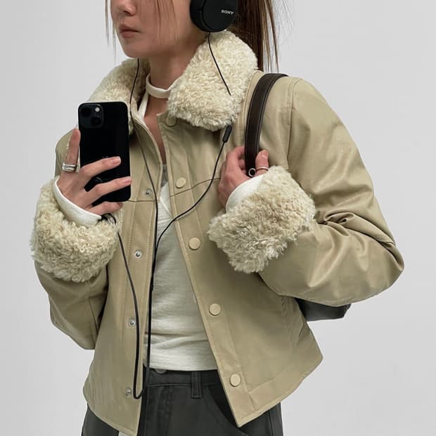 블랙업 베이지 레더 무스탕