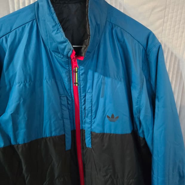 아디다스 블루/블랙 바람막이 점퍼