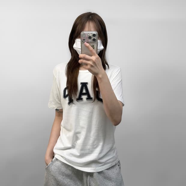 갭 Gap 스펠 로고 반팔티 화이트