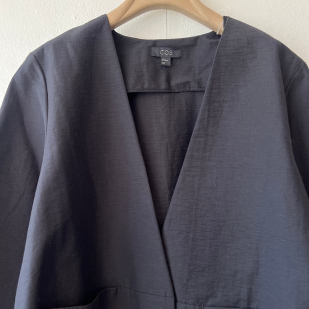 코스 COS 여성 블랙 브이넥자켓 노카라자켓