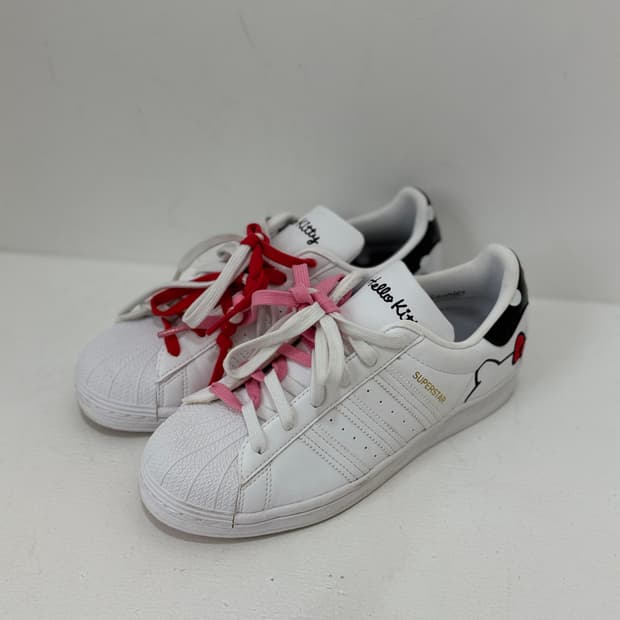 Adidas × Hello Kitty 스니커즈