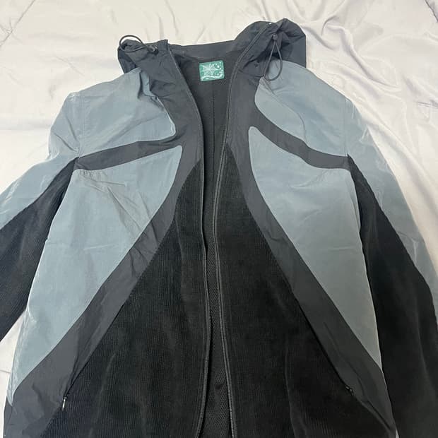 더콜디스트모먼트 바람막이