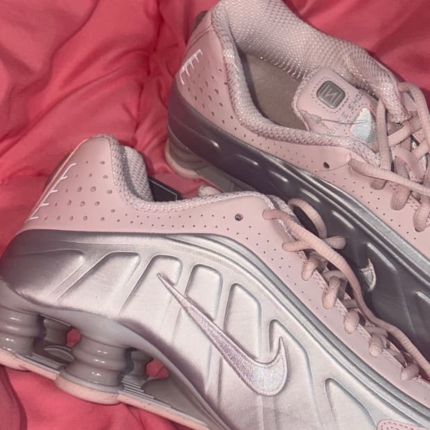 나이키 샥스 R4 베얼리 로즈 240