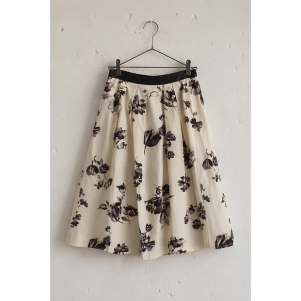 블랙 로즈 화이트 미디 스커트