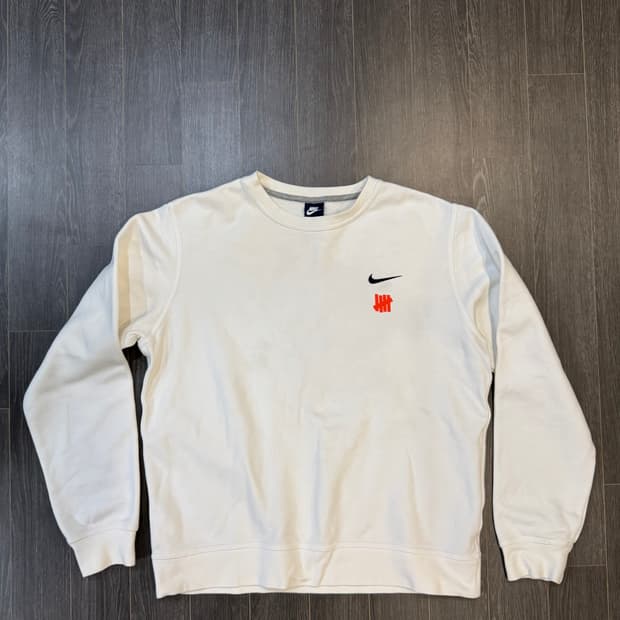 나이키  언디피티드 맨투맨