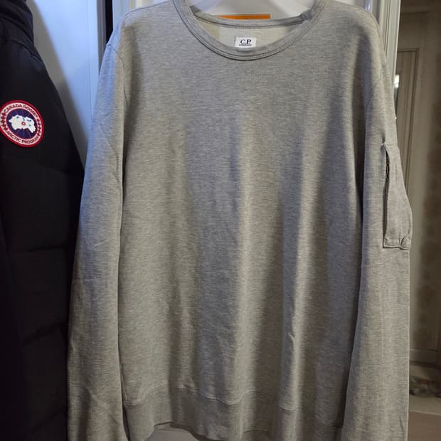 C.P. 컴퍼니 렌즈 와펜 맨투맨