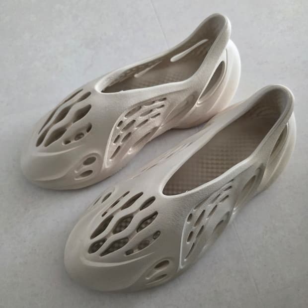 아디다스 이지 폼 러너 샌드