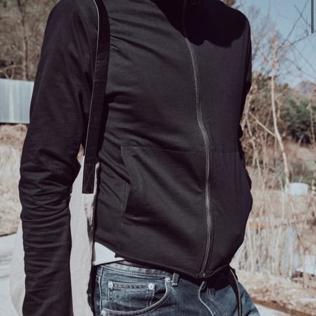 Mono prive 하이넥 집업 구합니다