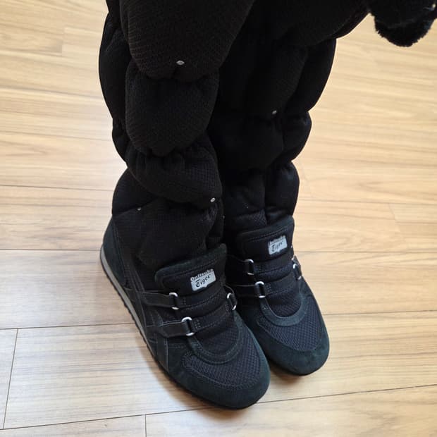 오니츠카타이거 패딩 부츠 THN361 모델입니다. 사이즈는 230이고, 