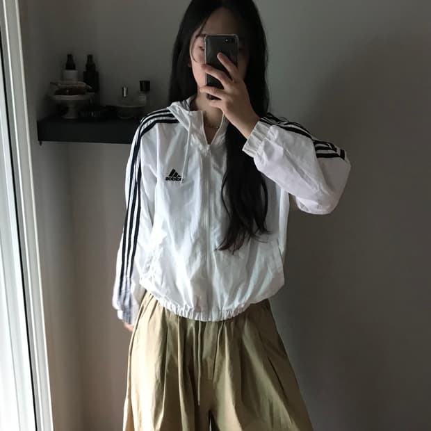 아디다스 삼선 로고 화이트 크롭 바람막이
